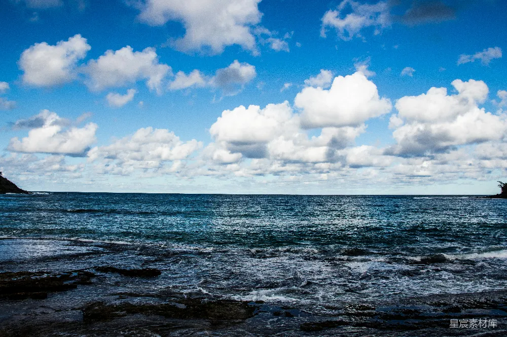 高清摄影 海洋 蓝天 云朵 自然风光 宁静 海天一色的宁静海岸