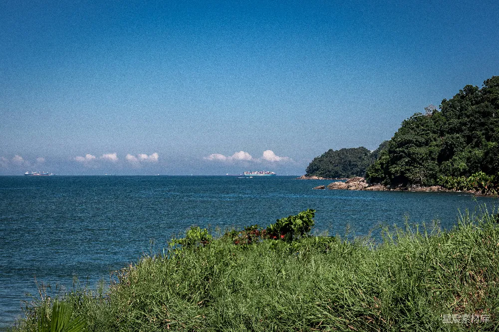 高清摄影 海景 自然风光 宁静 海岸线 蓝色 海天一色的宁静海岸线