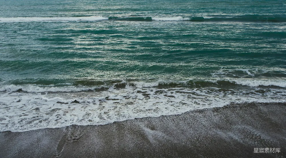 高清摄影 海滩 自然 宁静 海岸线 海浪 海浪拍打沙滩