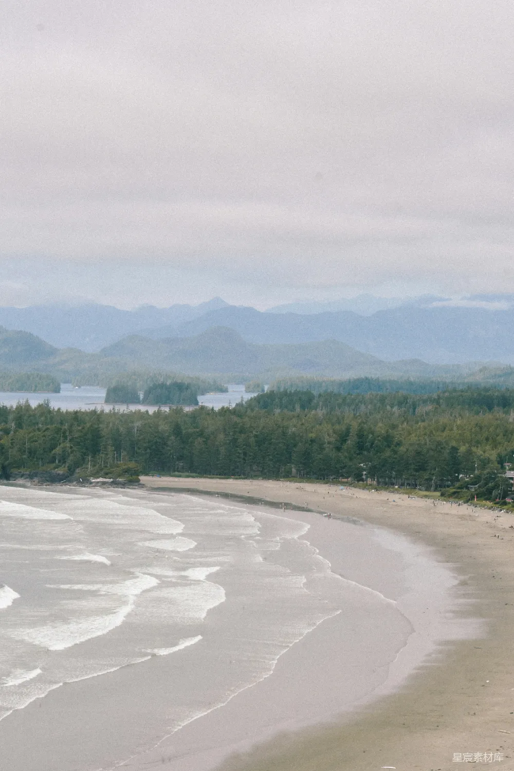 高清摄影 海滩 山脉 宁静 自然 风景 海滩与远方山脉