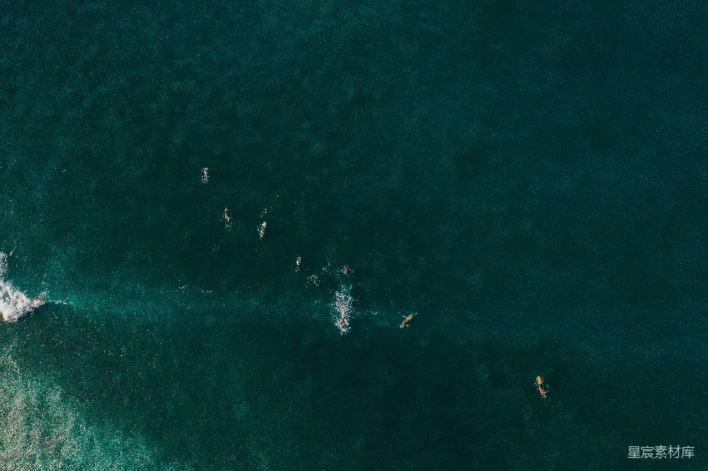 高清摄影 俯瞰 冲浪 海景 休闲 自然 俯瞰冲浪者在碧蓝海面上等待巨浪
