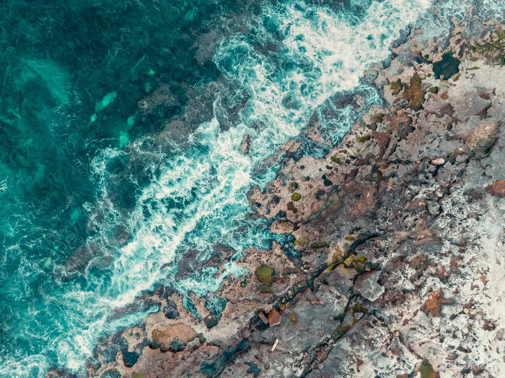 高清摄影 海岸线 海洋 俯瞰 自然景观 岩石 海岸俯瞰：波涛拍打岩石
