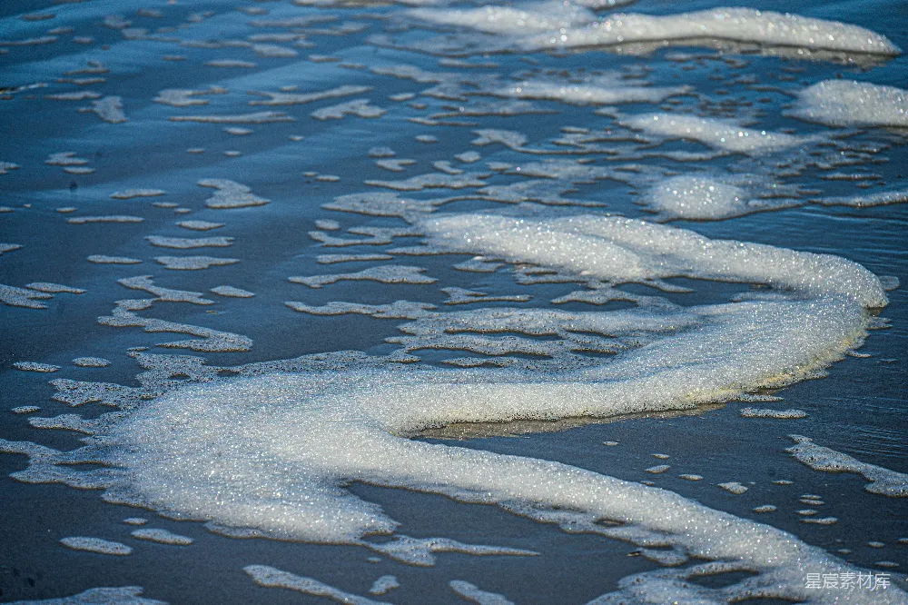 高清摄影 海滩 自然 海浪 泡沫 宁静 沙滩上的海浪泡沫