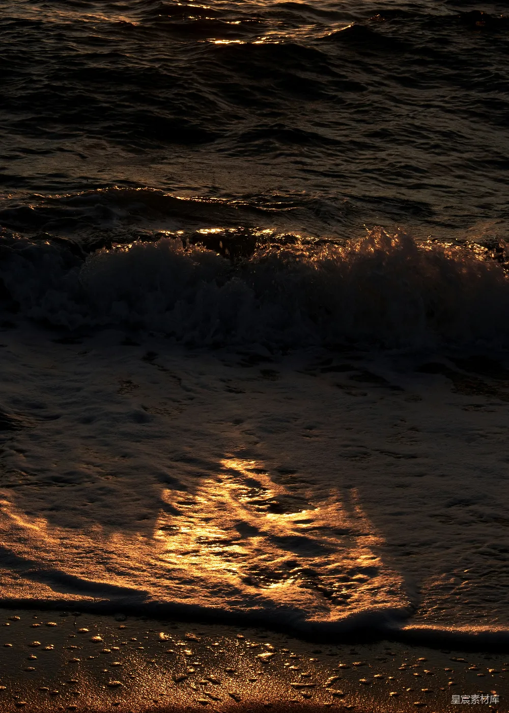 高清摄影 海浪 夕阳 自然 宁静 海边 夕阳下的海浪