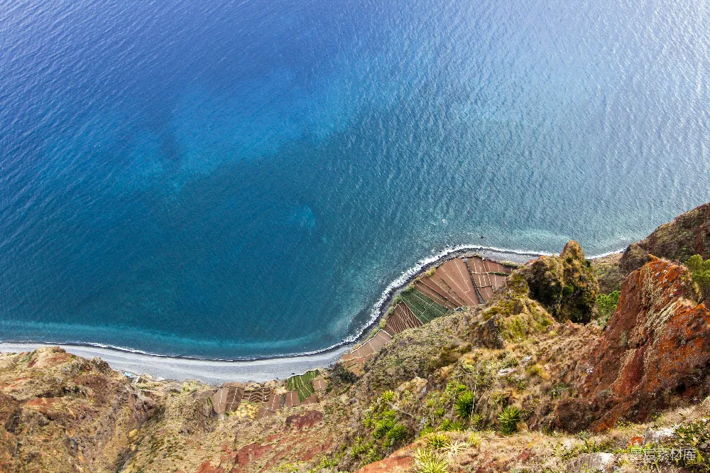 高清摄影 海岸线 梯田 自然风光 海边风景 地貌 悬崖边的梯田与蔚蓝的大海