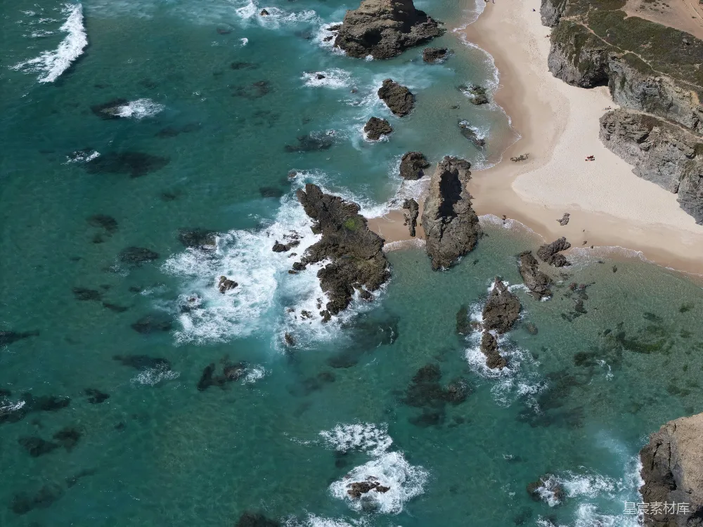 高清摄影 海岸线 海洋 自然景观 海浪 岩石 海浪拍打岩石的海岸俯瞰图