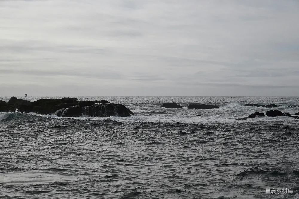 高清摄影 海洋 岩石 阴天 自然 海岸 阴天下的岩石海岸