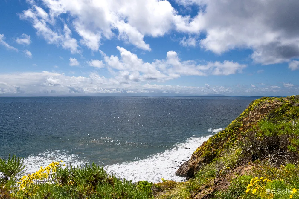 高清摄影 海岸线 蓝天白云 自然风光 夏日风景 户外旅行 海岸线上的蓝天白云