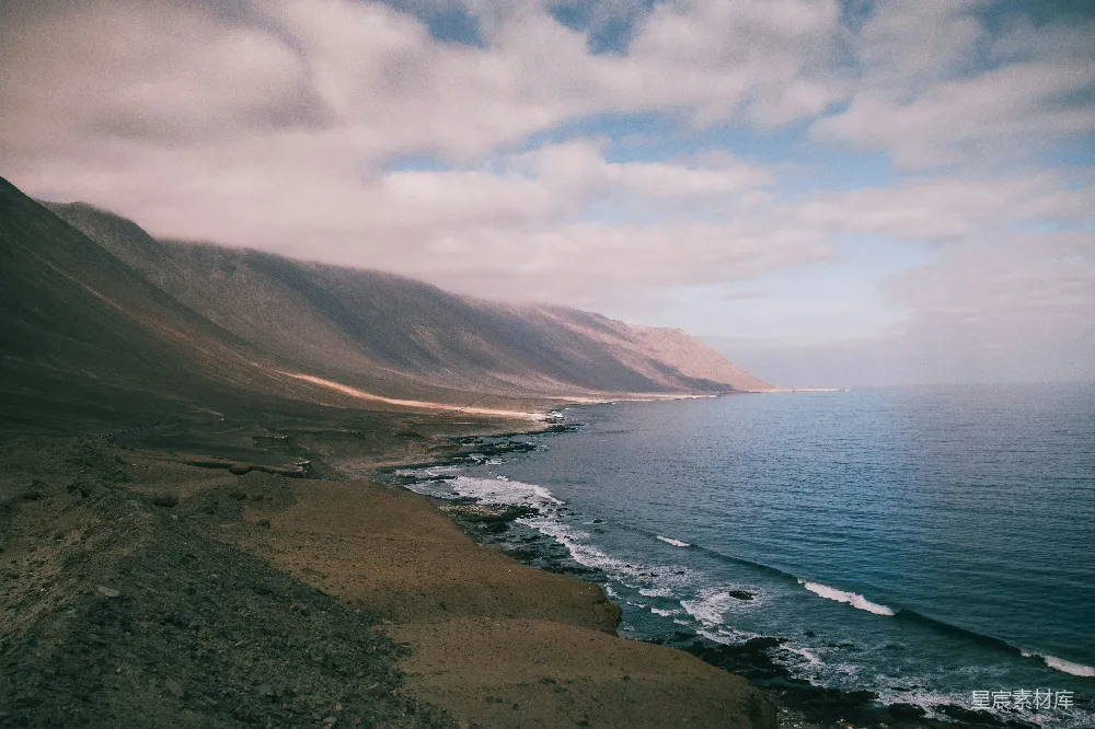高清摄影 海岸线 山脉 自然风光 荒凉 旅行 荒凉海岸线与连绵山脉