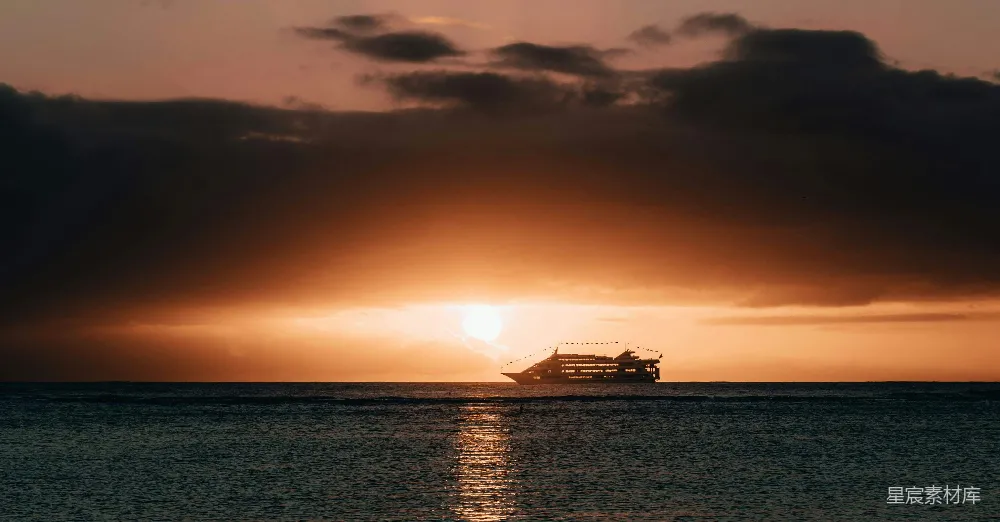高清摄影 夕阳 游轮 剪影 宁静 浪漫 夕阳下的游轮剪影