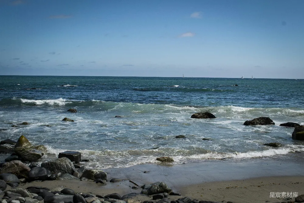 高清摄影 海滩 海浪 岩石 自然风光 休闲时光 海岸线上的宁静时刻