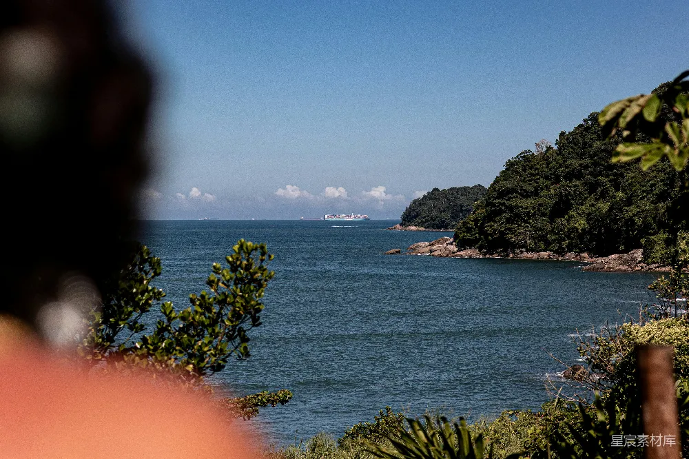 高清摄影 海岸线 货船 自然风光 远景 海岸景色 海岸远眺：货船与自然的和谐