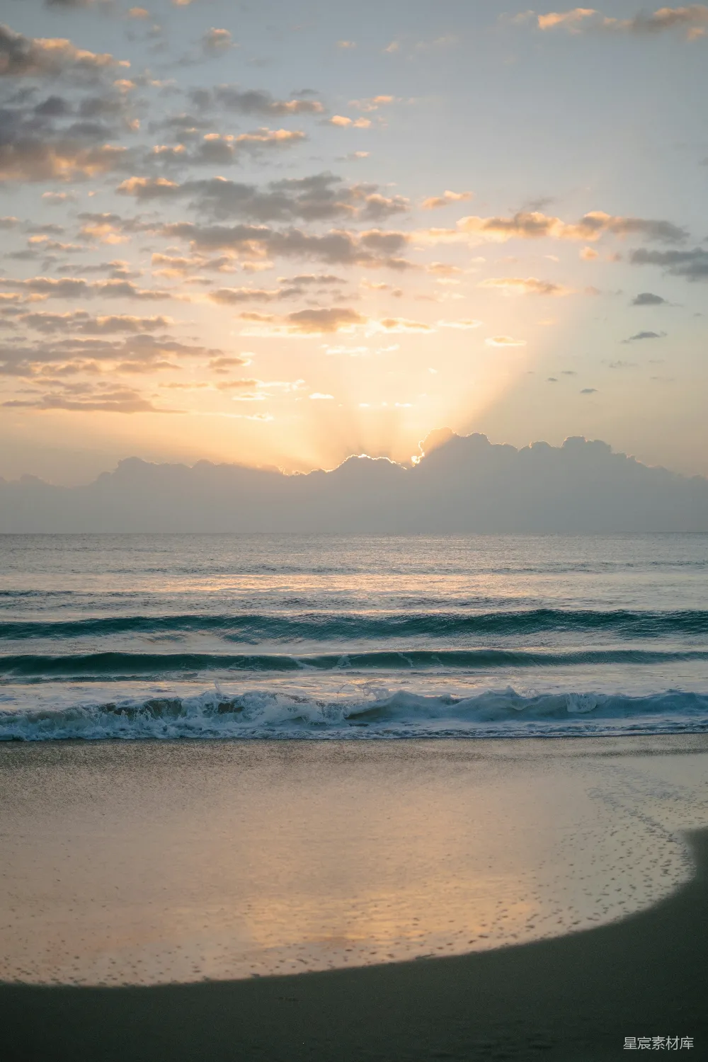 高清摄影 海滩 日落 宁静 自然风光 海滩日落 日落海滩的宁静时光
