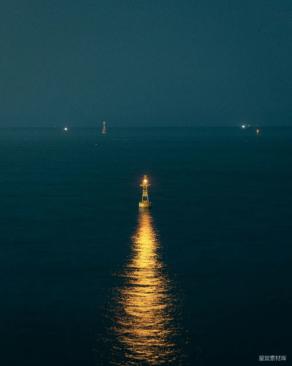 高清摄影 夜景 灯塔 海洋 宁静 自然 夜海灯塔的光影