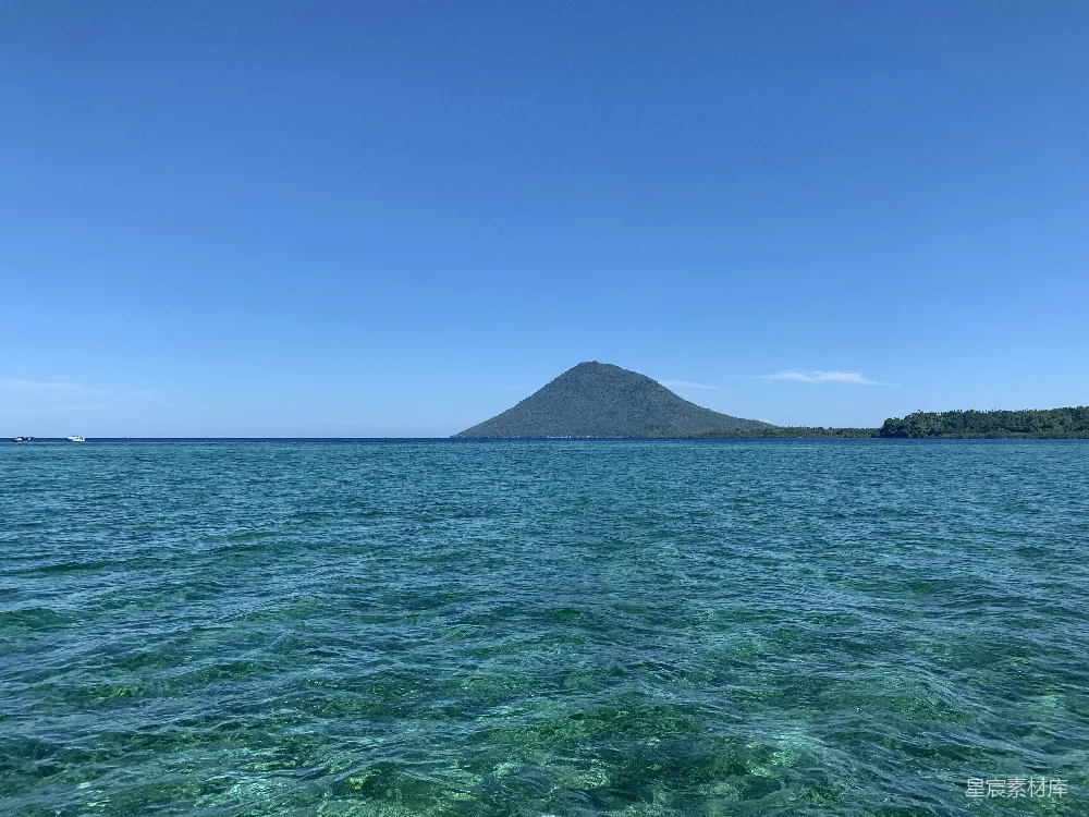 高清摄影 自然风光 海洋 火山 度假 户外 碧海蓝天下的火山岛