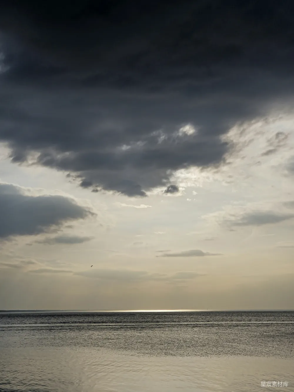 高清摄影 海景 阴云 自然风光 宁静 户外 阴云密布的海景