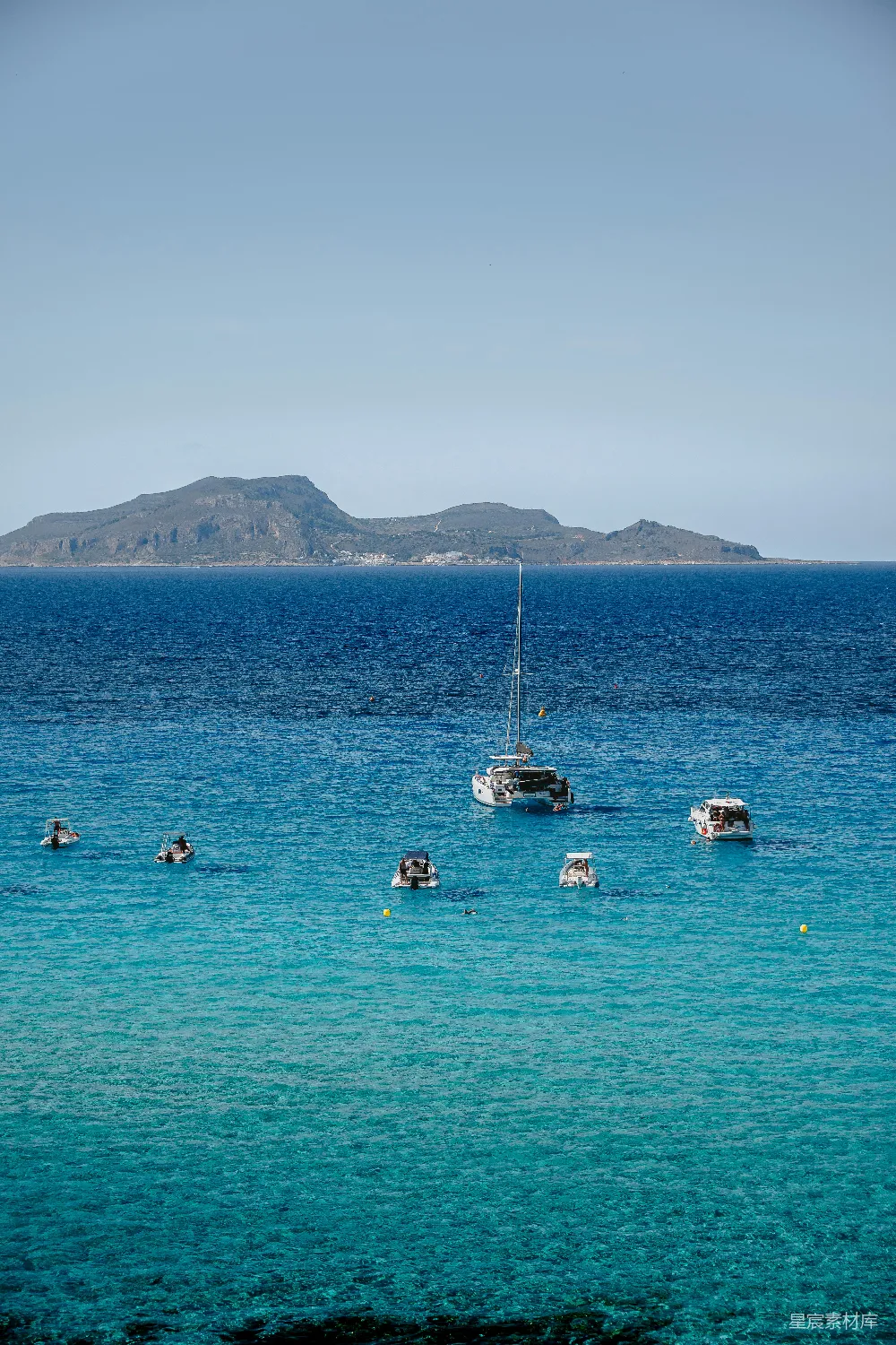高清摄影 海景 帆船 自然风光 休闲度假 夏日美景 碧海蓝天下的帆船与群岛