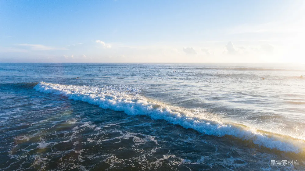 高清摄影 海浪 冲浪 阳光 自然风光 休闲时光 阳光下的海浪与冲浪者