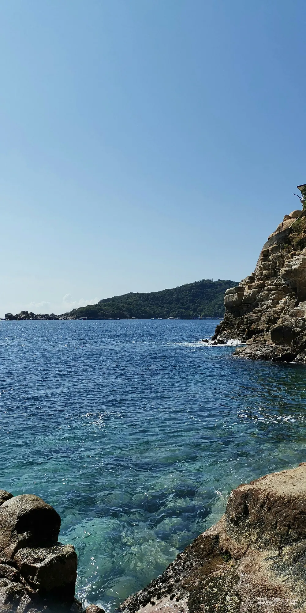 高清摄影 海洋 自然风光 度假 海滨 风景 清澈的海水与岩石海岸