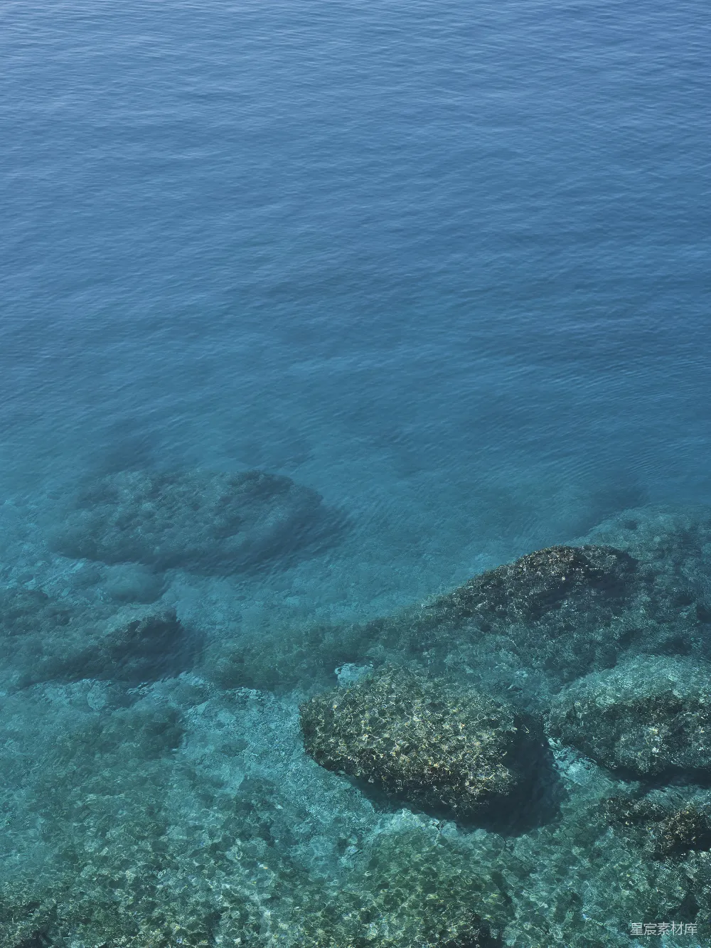 高清摄影 海洋 岩石 清澈水 自然风光 宁静 清澈海水中岩石的俯瞰