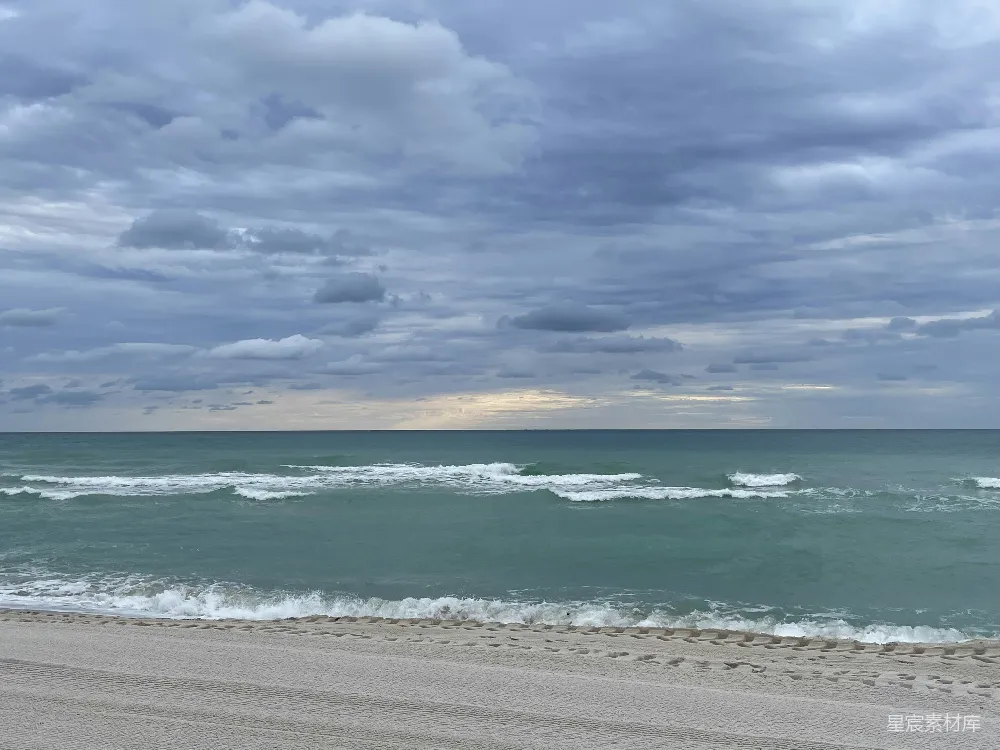 高清摄影 海滩 海浪 阴云 自然景观 宁静 海滩上的海浪与阴云