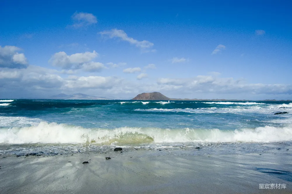 高清摄影 海滩 海浪 火山 自然风光 户外 海滩上的波浪与远处的火山
