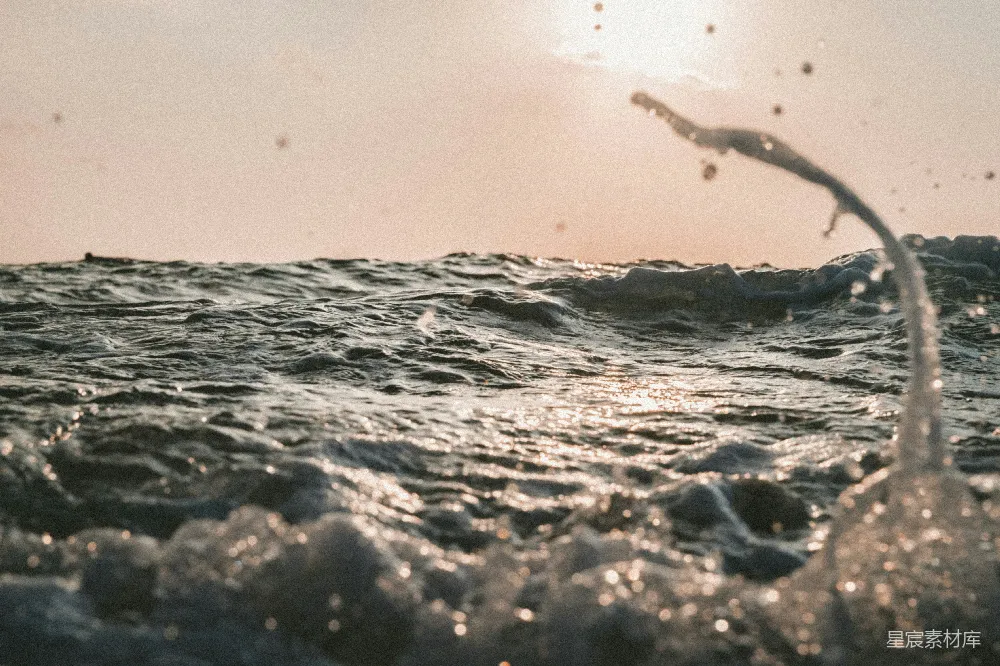 高清摄影 海浪 阳光 自然 宁静 海滩 海浪中的阳光