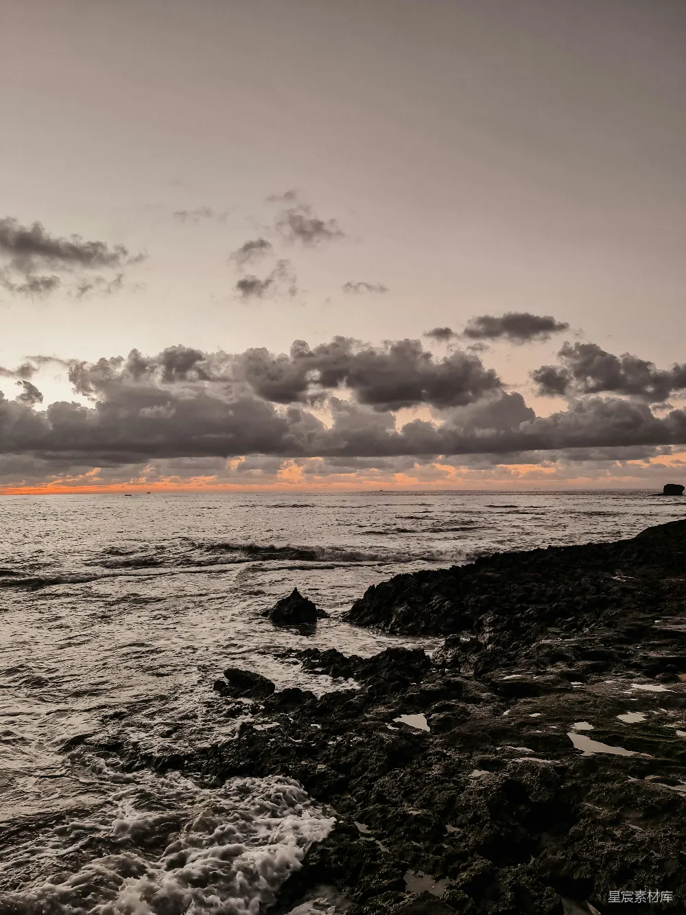 高清摄影 海滩 日落 岩石 自然 风景 日落时分的岩石海岸