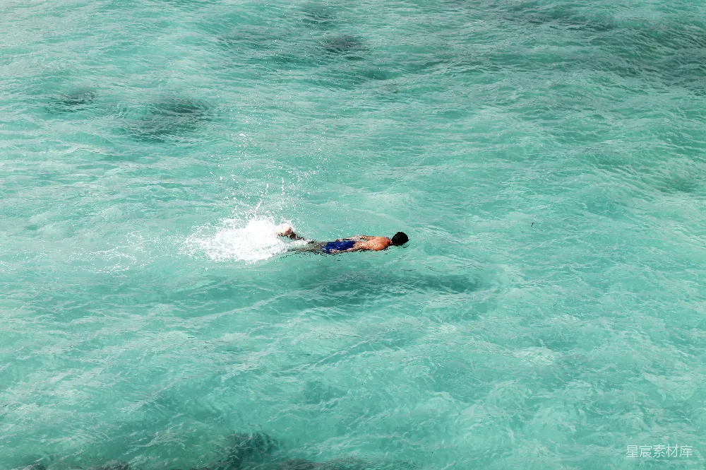 高清摄影 海滩 游泳 休闲 自然 度假 碧海中畅游的男子