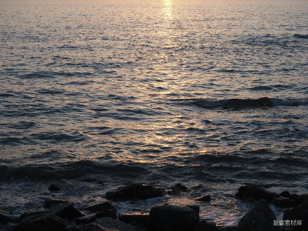 高清摄影 海景 夕阳 自然 宁静 海岸 夕阳下的海浪与岩石