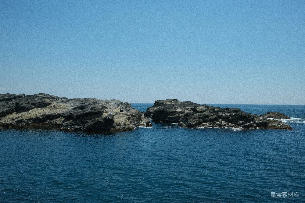 高清摄影 海岸 自然 旅行 风景 宁静 海上的岩石岛