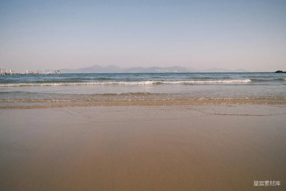 高清摄影 海滩 宁静 山脉 自然 度假 宁静的海滩与远方的山脉