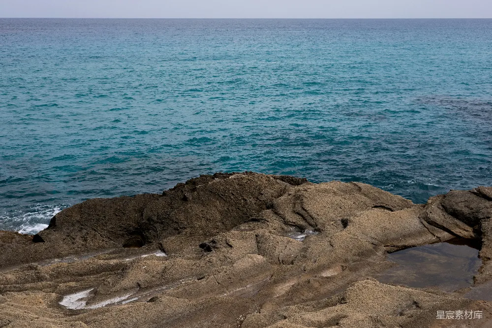 高清摄影 海岸 岩石 海洋 自然风光 宁静 海岸边的岩石与海洋