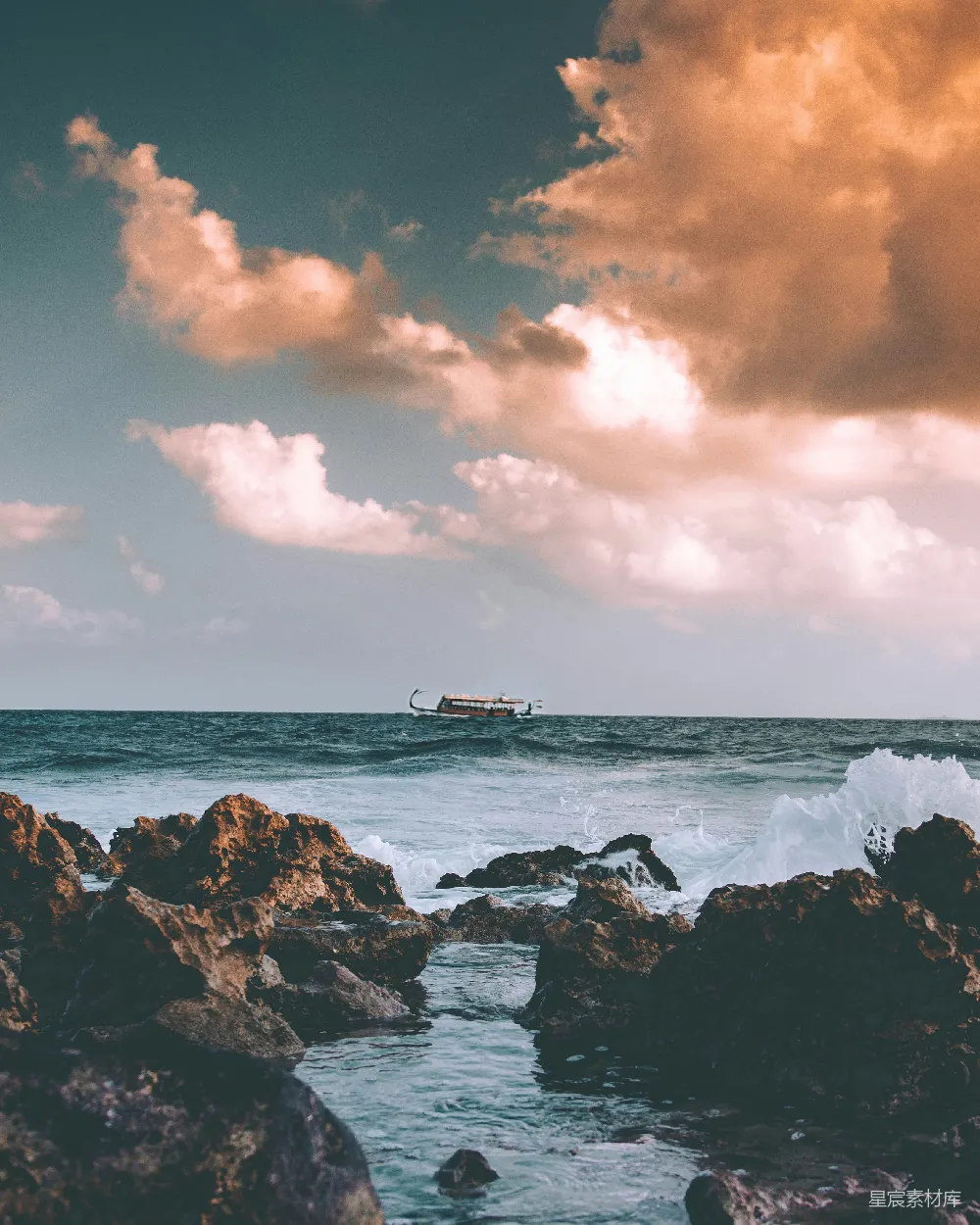 高清摄影 海景 自然 宁静 岩石 海浪 海浪拍打岩石的宁静时刻