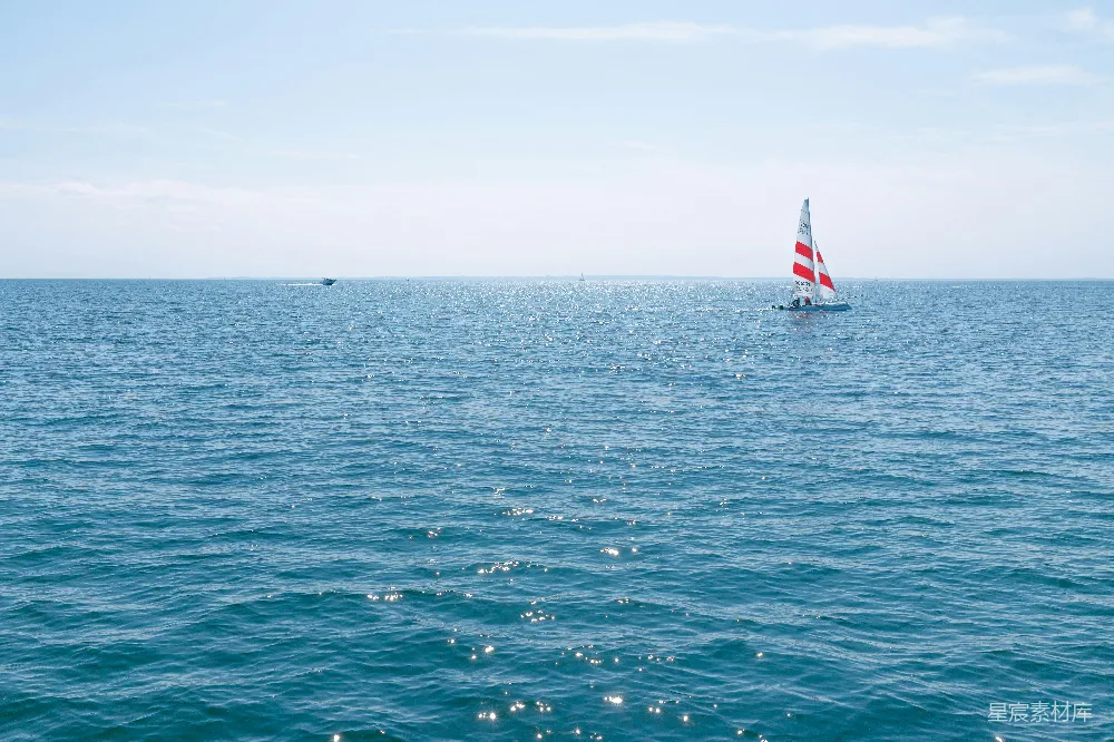 高清摄影 海洋 帆船 宁静 自然 休闲 宁静的海面上的帆船
