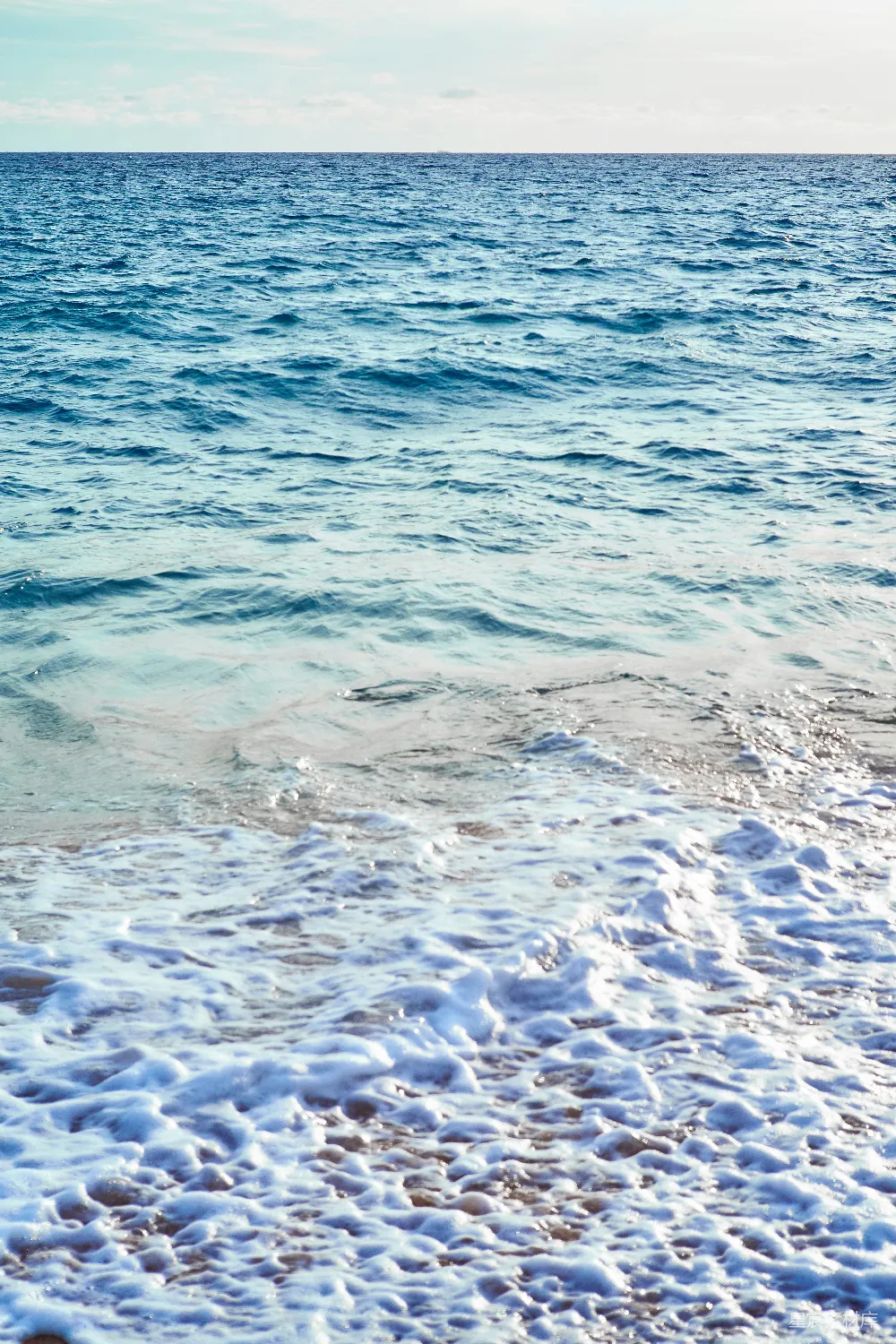 高清摄影 海滩 海浪 泡沫 自然 放松 海滩上的海浪泡沫