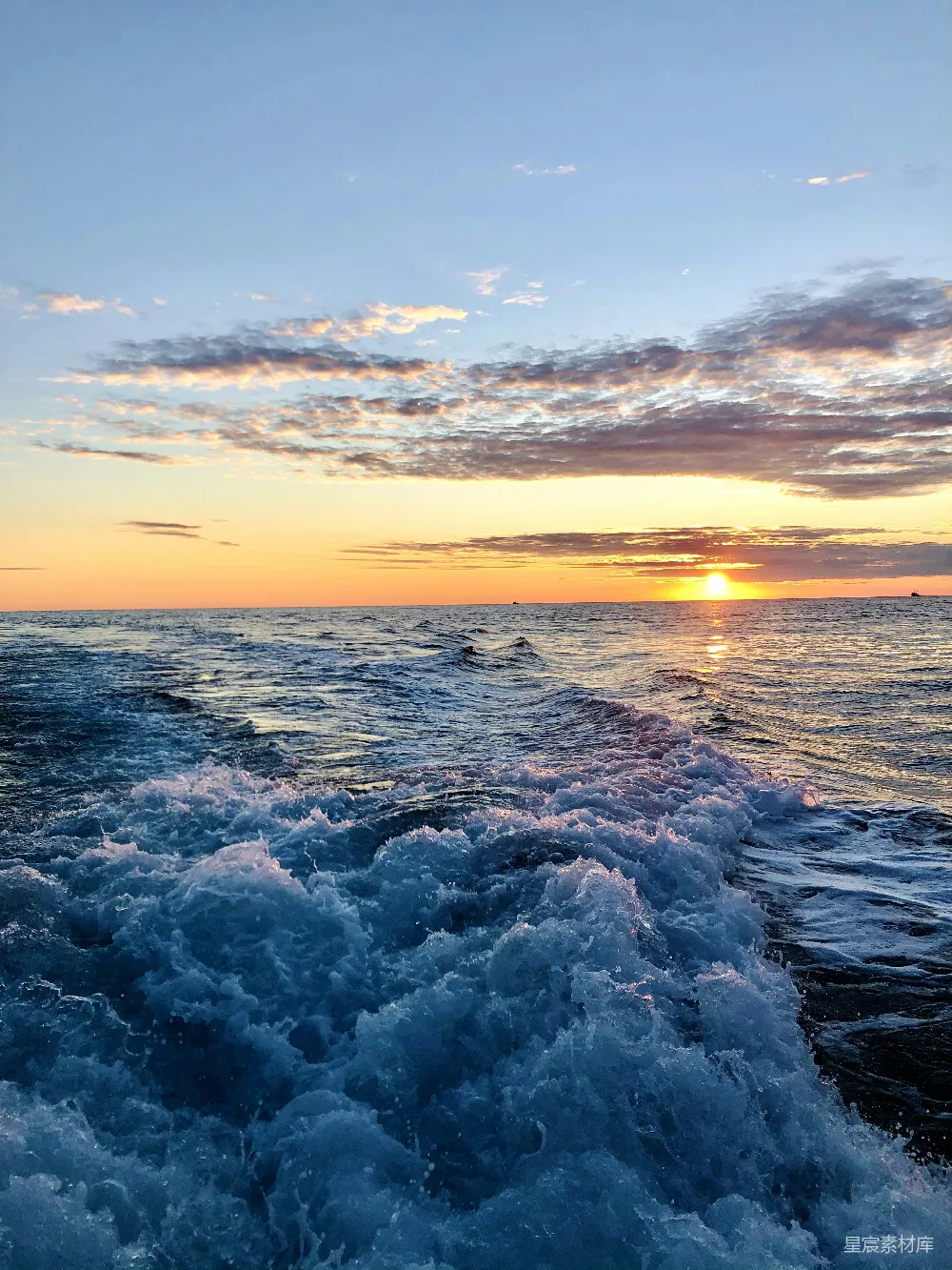 高清摄影 日落 海洋 船尾 自然风光 宁静 海上日落与船尾浪花