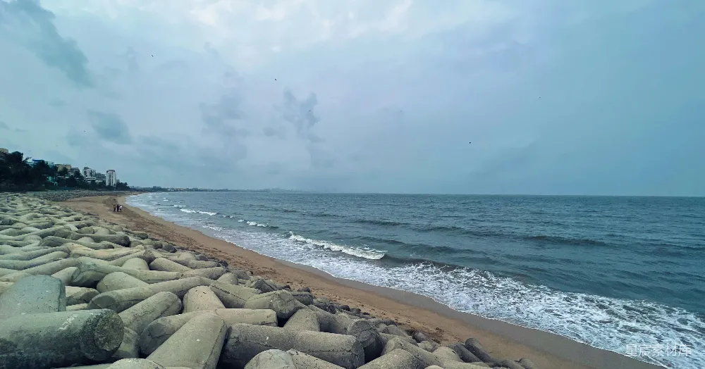 高清摄影 海滩 海岸线 阴天 自然风光 休闲 阴云下的海岸线