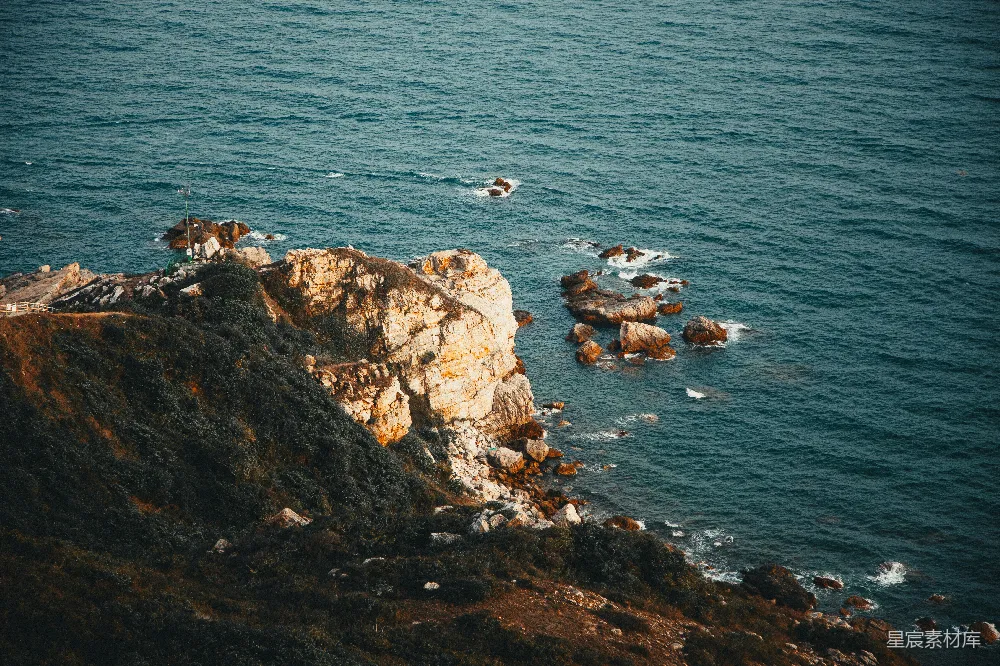 高清摄影 海岸 悬崖 自然景观 航拍 宁静 海岸悬崖俯瞰图