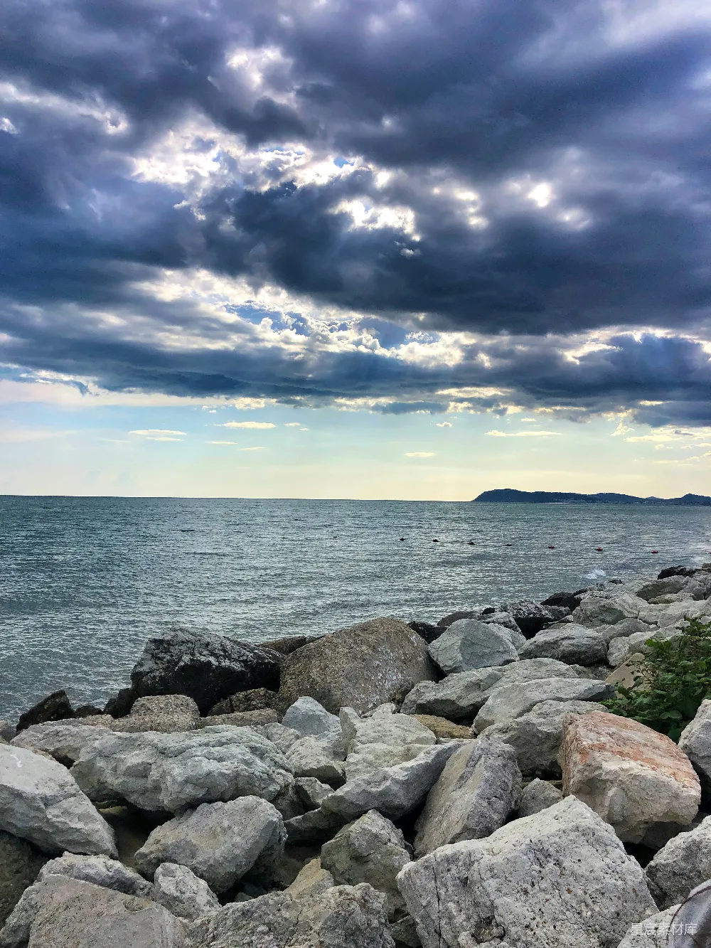 高清摄影 海岸 岩石 云层 自然风光 宁静 海岸边的岩石与云层