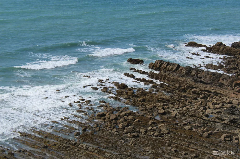 高清摄影 海岸线 岩石 波浪 自然风光 海洋 海岸线上的岩石与波浪