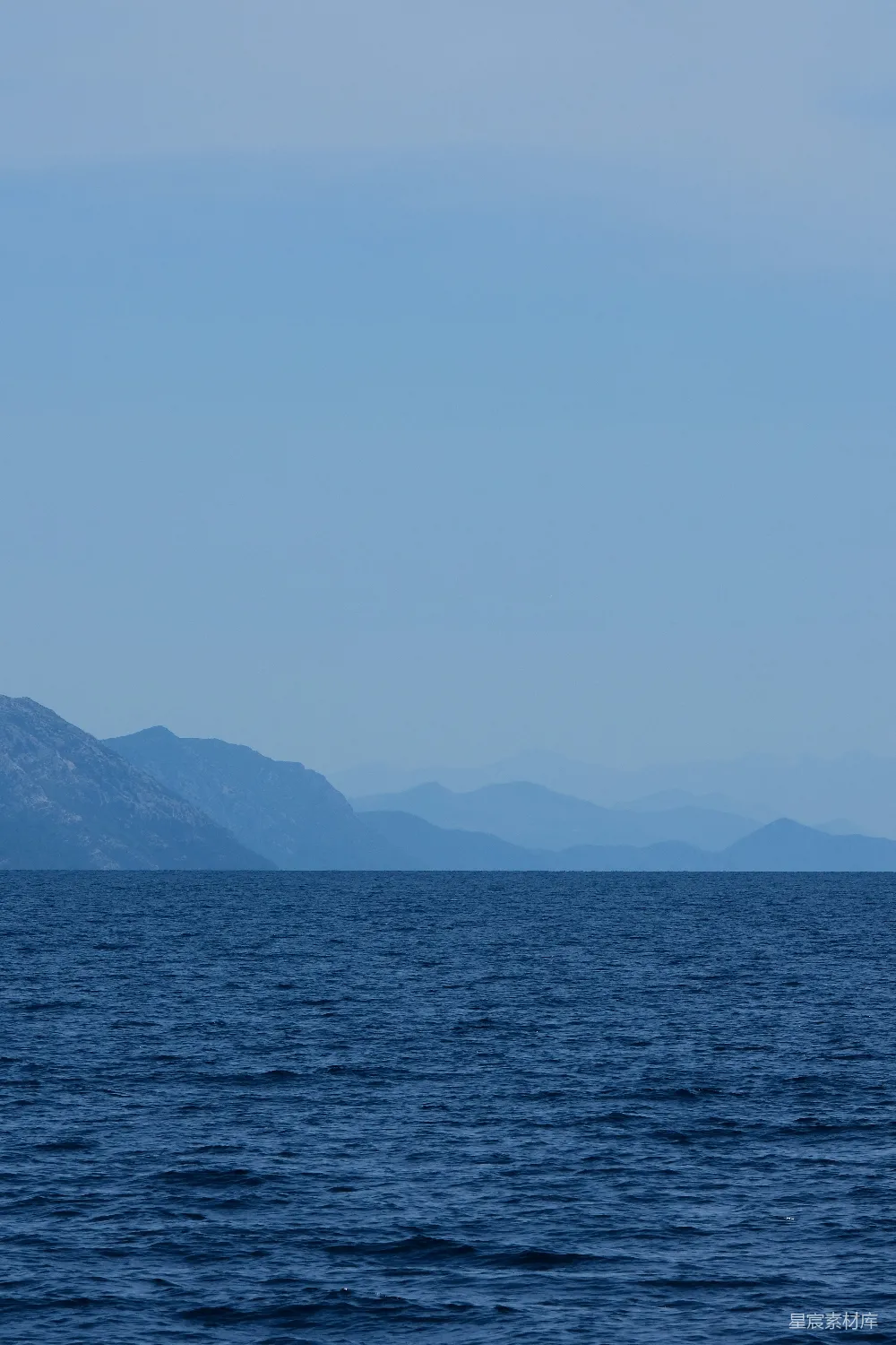 高清摄影 海洋 山脉 宁静 自然风光 风景 宁静的海与山脉