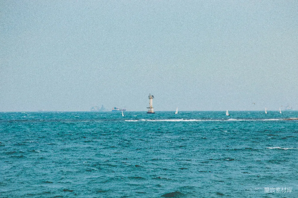 高清摄影 海洋 灯塔 帆船 宁静 自然 海上的灯塔与帆船