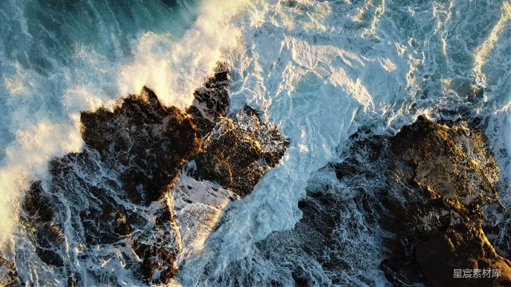 高清摄影 海浪 岩石 俯瞰 自然景观 动态 海浪拍打岩石的俯瞰视角