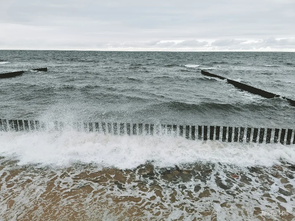 高清摄影 海浪 自然景观 海岸 动态 风暴 海浪冲击木桩
