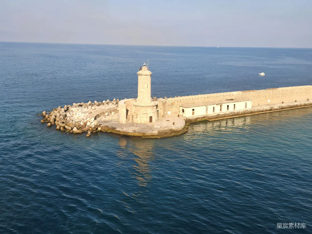 高清摄影 灯塔 海岸线 海景 航拍 宁静 灯塔与海岸的宁静视角