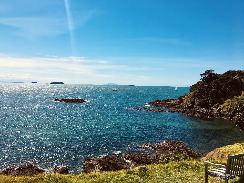 高清摄影 海岸线 自然风光 帆船 宁静 户外 静谧海岸与阳光下的帆船