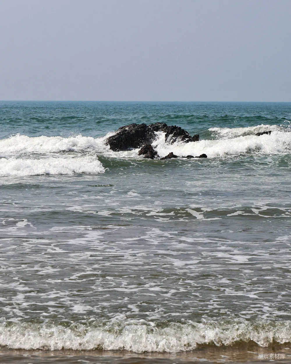 高清摄影 海滩 海浪 自然景观 海岸线 平静 海浪拍打岩石