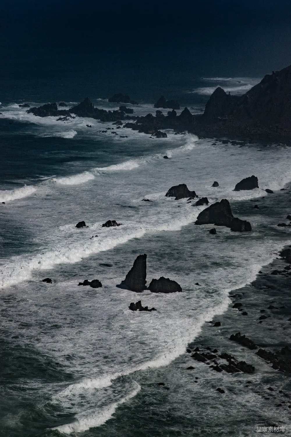 高清摄影 海岸线 海洋 自然景观 岩石 海浪 波涛汹涌的海岸线