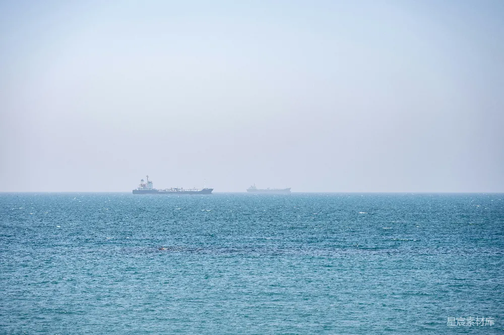 高清摄影 海洋 船舶 航行 工业 风景 海上航行的油轮